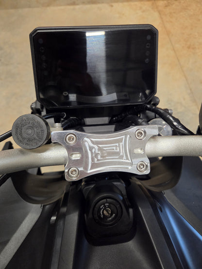 2025+ MT07 RISER CAP W/RESERVOIR MOUNTS