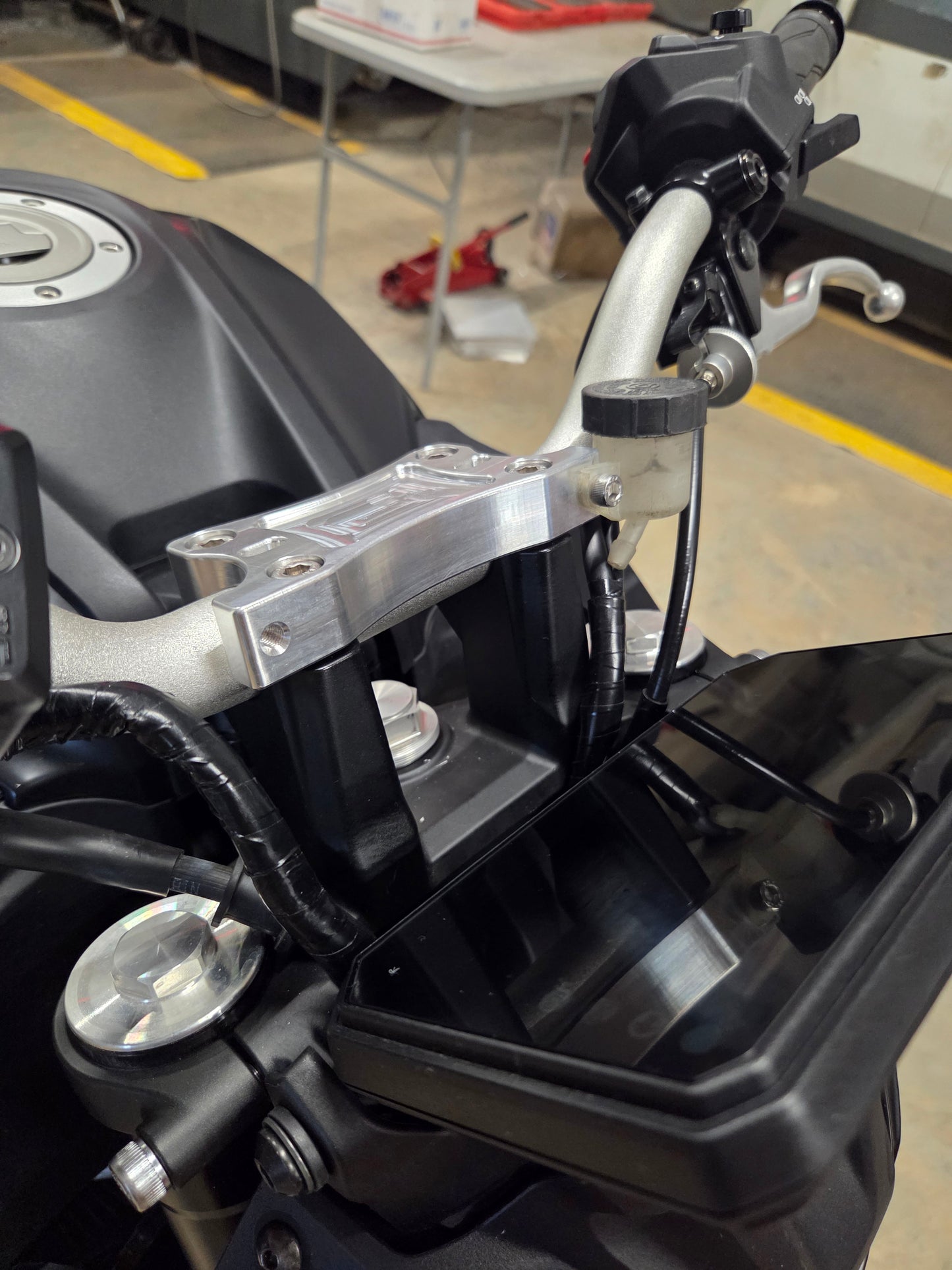 2025+ MT07 RISER CAP W/RESERVOIR MOUNTS