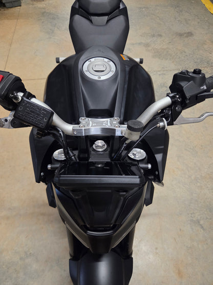 2025+ MT07 RISER CAP W/RESERVOIR MOUNTS
