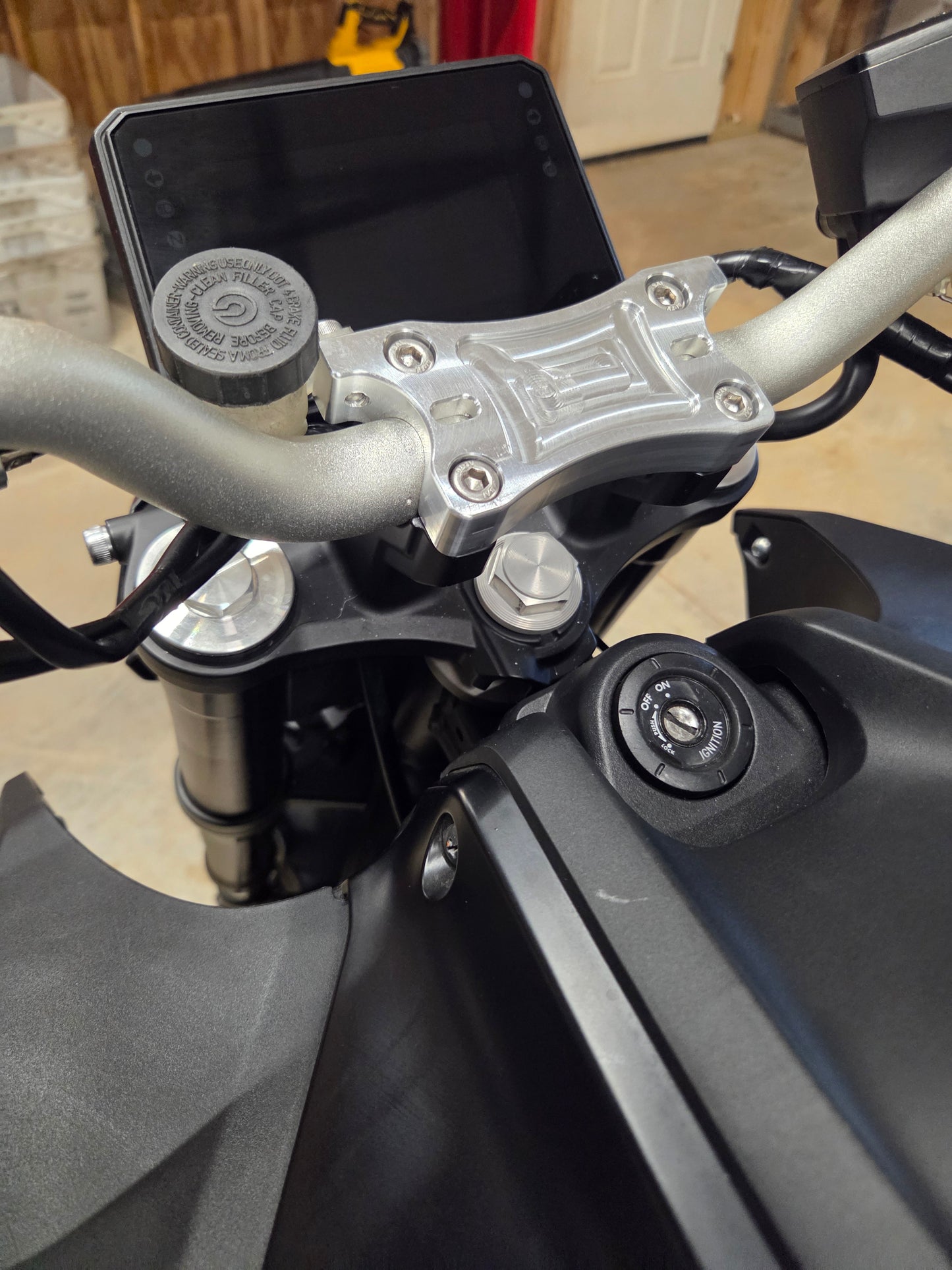 2025+ MT07 RISER CAP W/RESERVOIR MOUNTS