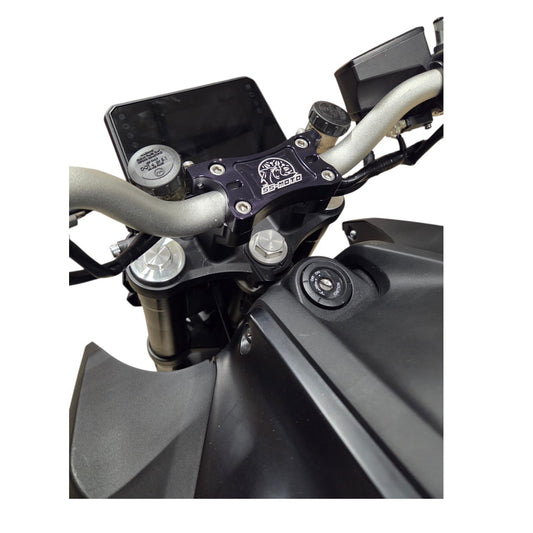 2025+ MT07 RISER CAP W/RESERVOIR MOUNTS
